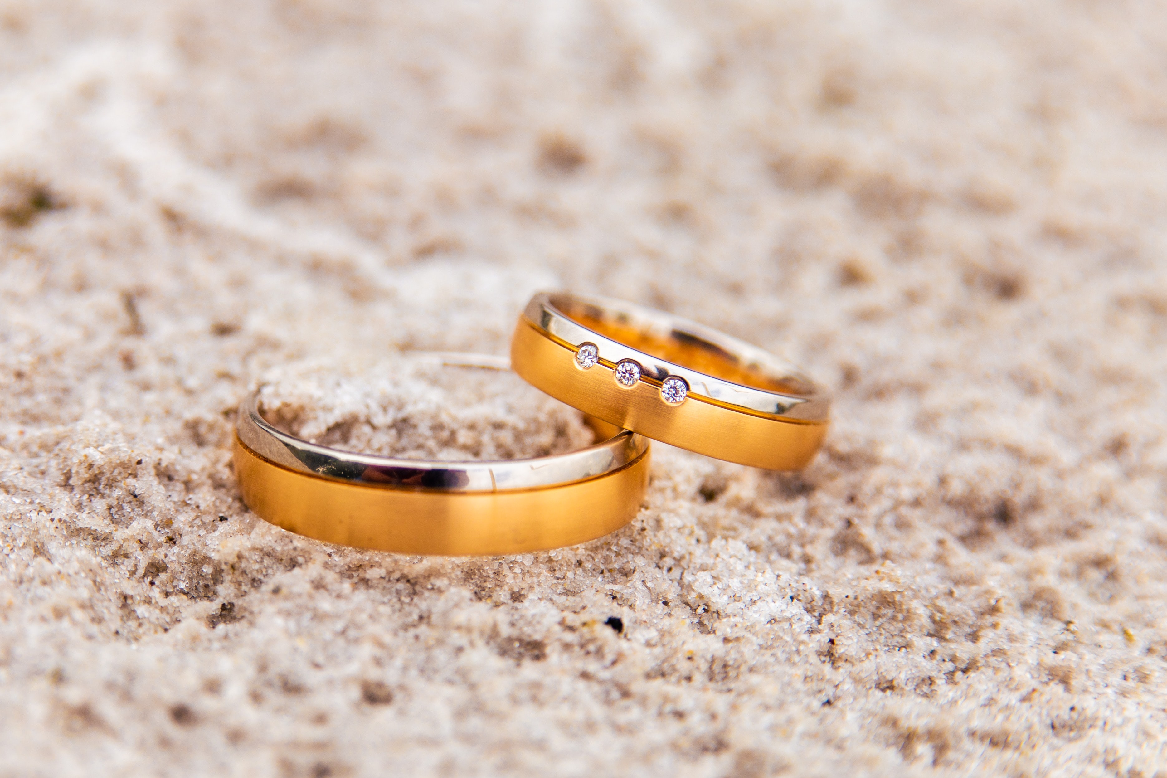 his and her wedding ring photo